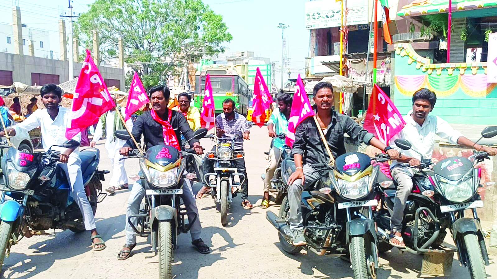 డోన్‌ పట్టణంలో బైక్‌ ర్యాలీ నిర్వహిస్తున్న సిపిఎం, ఐద్వా, ఎస్‌ఎఫ్‌ఐ, డివైఎఫ్‌ఐ నాయకులు