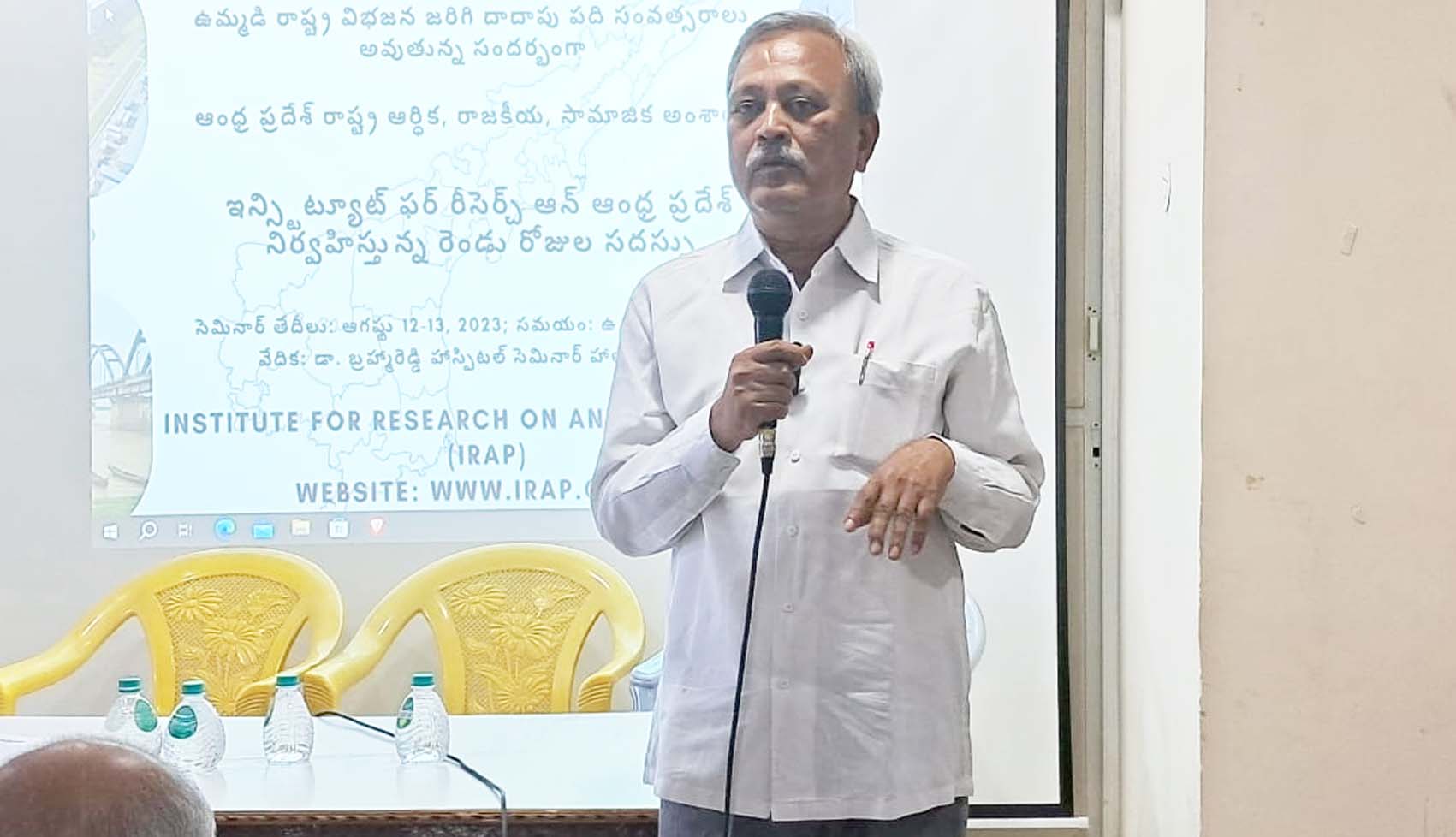 కార్మికుల స్థితి గతులను వివరిస్తున్న ఎంఏ.గఫూర్‌