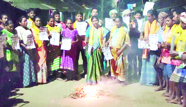 గుమ్మలకీëపురం.. సైకో పోవాలని రాసిన కాగితాలు తగలడుతున్న తోయక జగదీశ్వరి