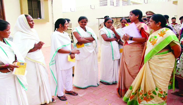 కటకటాల కరుకుదారుల్లో ఆమె