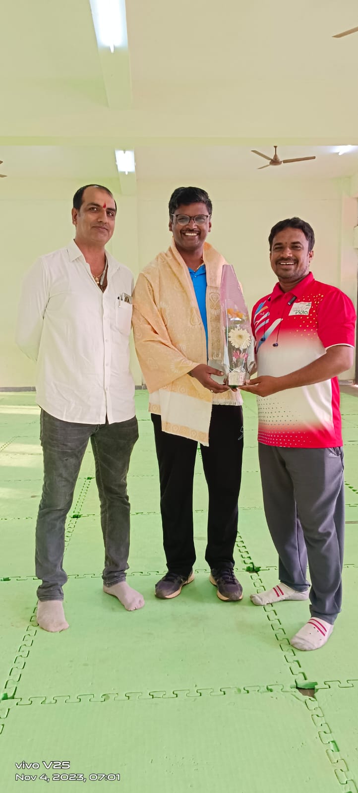 కర్నూలు స్పోర్ట్స్‌ హాస్టల్‌ తైక్వాండో కోచ్‌ కె.కార్తికేయన్‌కు బొకే అందజేస్తున్న జి.షబ్బీర్‌ హుస్సేన్‌
