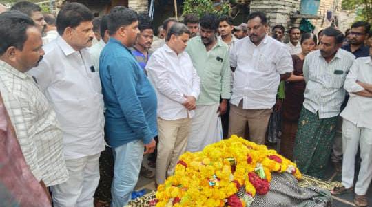 రైతు మృతదేహానికి నివాళులర్పించిన జిల్లా పరిషత్‌ చైర్మన్‌ :