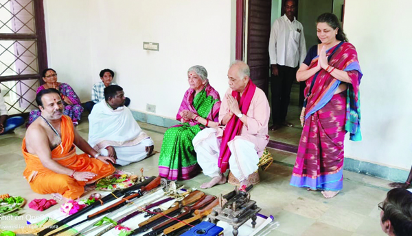  కురుపాం.. ఆయుధ పూజలు నిర్వహిస్తున్న కిశోర్‌ చంద్రదేవ్‌ దంపతులు