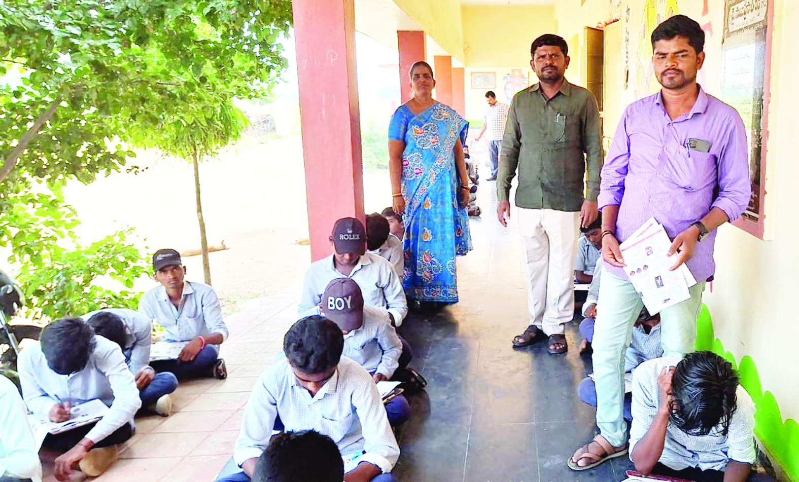 ఎరిగేరి హైస్కూల్‌లో పరీక్షలు నిర్వహిస్తున్న ఉపాధ్యాయులు