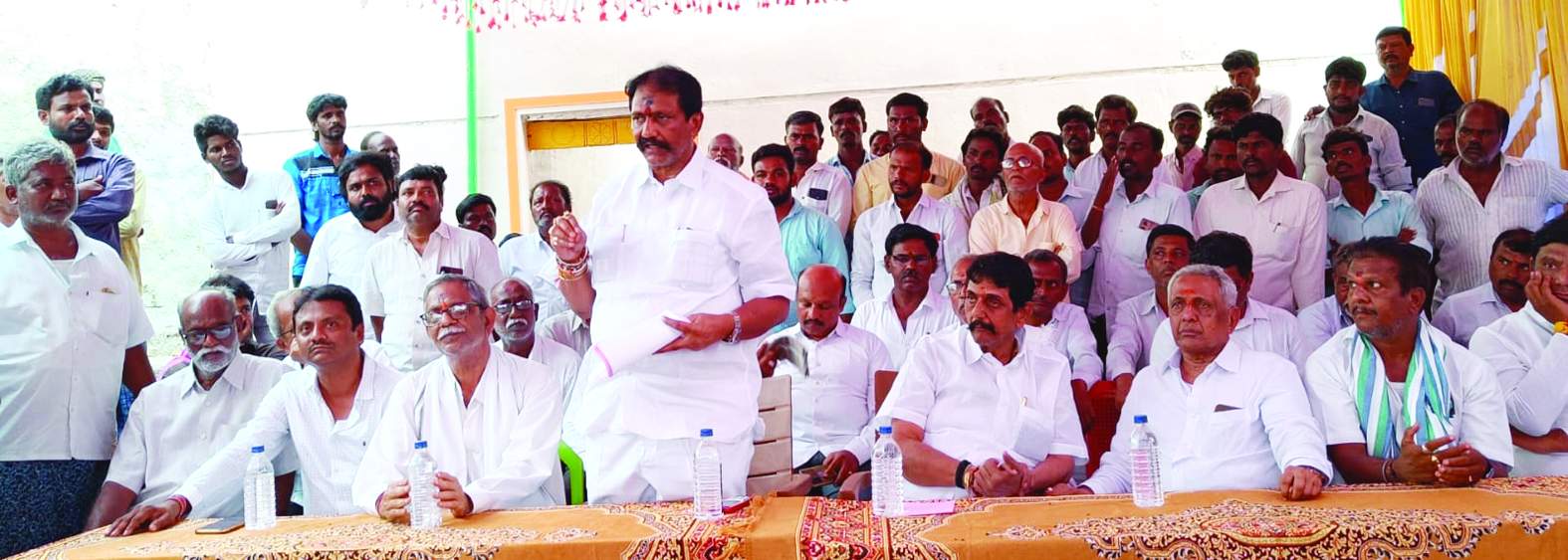 మాట్లాడుతున్న ఎమ్మెల్యే బాలనాగి రెడ్డి