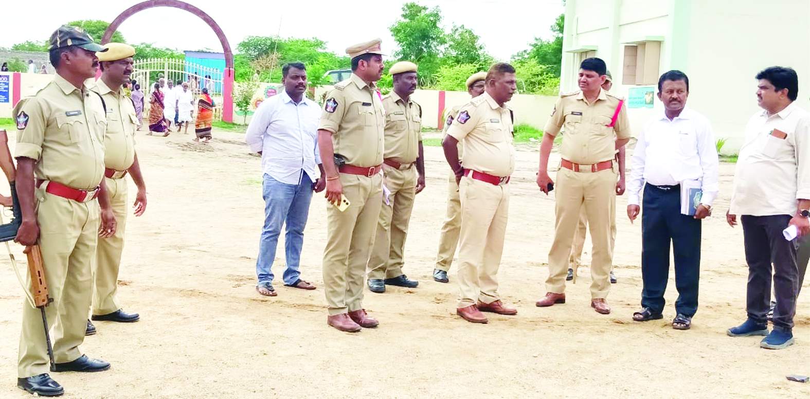 పోలింగ్‌ను పరిశీలిస్తున్న డీఎస్పీ సీతారామయ్య