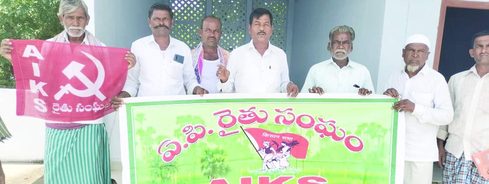 కౌతాళంలో ధర్నా నిర్వహిస్తున్న నాయకులు
