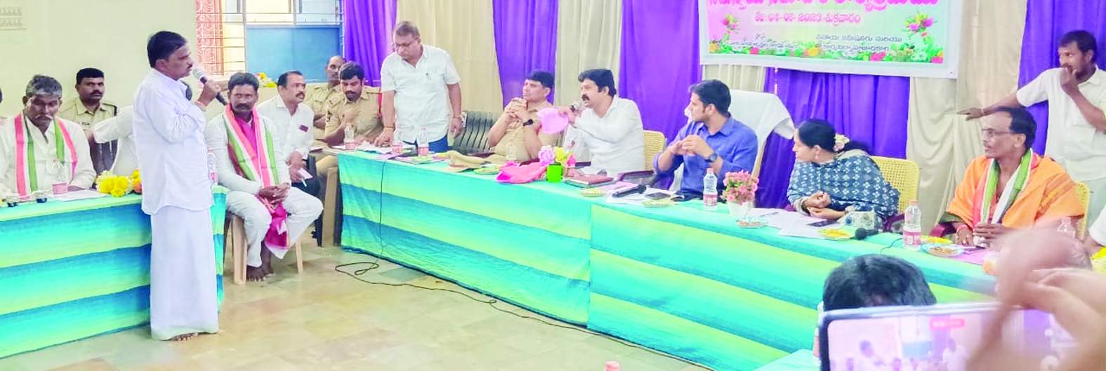 సమావేశంలో మాట్లాడుతున్న ముఖ్య అర్చకులు శివన్న