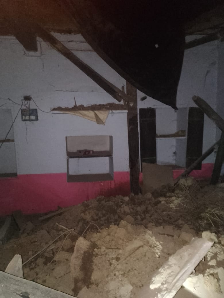 కూలిన మట్టి మిద్దె