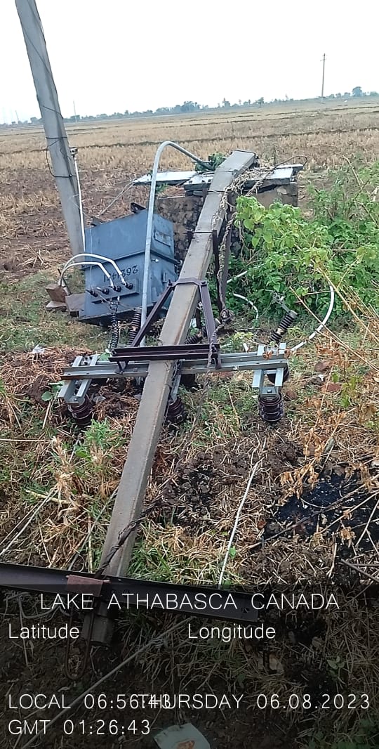 పడిపోయిన విద్యుత్ ట్రాన్స్ఫార్మర్