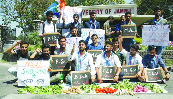 కారు చీకట్లో వెలుగు రేఖ..