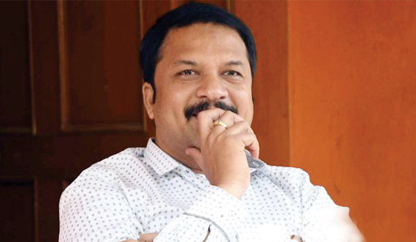 ప్రైవేట్ వాళ్లకిస్తే ప్రాఫిట్లోకెళ్తుందా? : ఆర్పి పట్నాయక్ 'లాస్లో నడుస్తుంది కాబట్టి విశాఖ ఉక్కుని అమ్మేస్తున్నాం అని కేంద్రం అంటుంది. ప్రైవేట్ వాళ్ళు తీసుకుని లాస్లో అయితే నడపరు కదా. లాస్లో నడుస్తున్న విశాఖ ఉక్కు ప్రైవేట్ వాళ్ళకి ఇవ్వగానే ప్రాఫిట్లోకి వెళ్తుందంటే. ఆ లాజిస్టిక్స్ ఏమిటో స్టడీ చేసి, వాటిని ఇంప్లిమెంట్ చేసే దిశగా కేంద్రం పని చేయాలి. కనీసం ఒకటి రెండు సంవత్సరాలు ఒక అవకాశం ఇస్తే బాగుంటుంది. విశాఖ ఉక్కు కోసం పోరాడుతున్న వాళ్ళకి ఒక సామాన్య పౌరునిగా రాజకీయ పార్టీలకు అతీతంగా నా సంపూర్ణ మద్దతు తెలియజేస్తున్నాను' అని సంగీత దర్శకుడు ఆర్పి పట్నాయక్ అన్నారు.