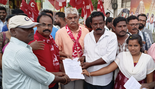 ఎస్‌.కోటలో వినతులు స్వీకరిస్తున్న సిపిఎం నాయకులు