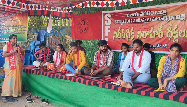 దీక్షలకు మద్దతుగా మాట్లాడుతున్న శ్రామిక మహిళా నాయకులు లక్ష్మి