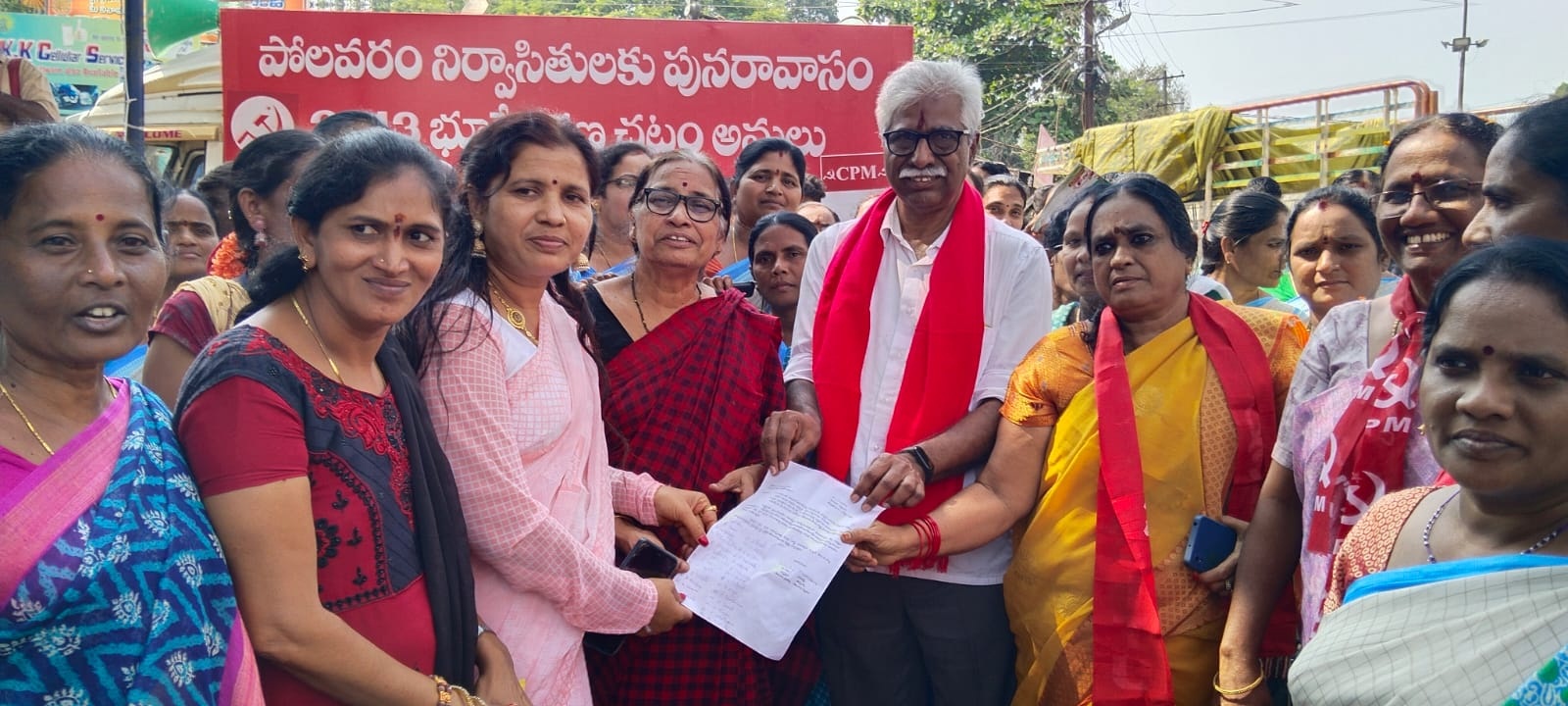   సాలూరులో వినతినిస్తున్న అంగన్‌వాడీలు