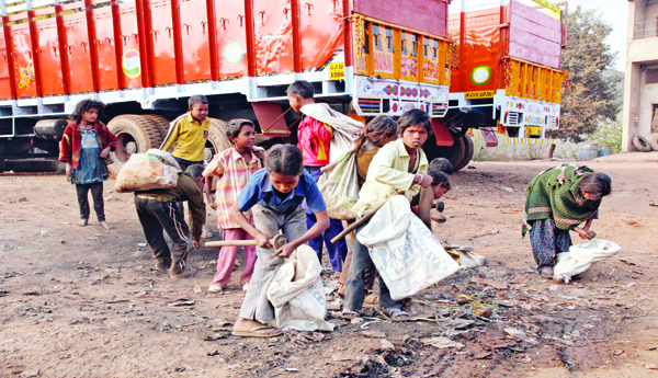 బతుకు మోతలో బాల్యం మాయం !