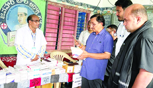 సీతంపేట.. వైద్య శిబిరాన్ని సందర్శిస్తున్న డిఎంహెచ్ఒ జగన్నాథరావు