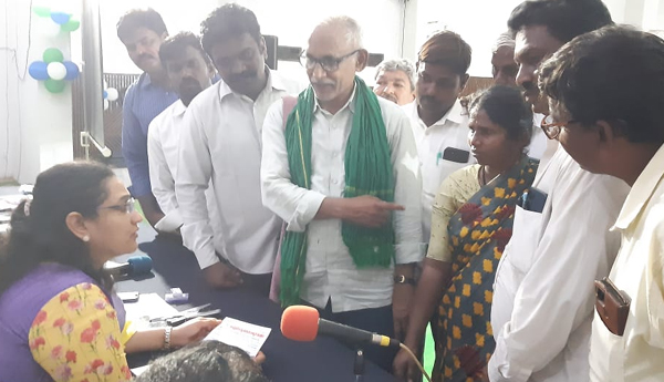 upadi-hami-workers-protest-in-kurnool-bv-raghavulu-collector