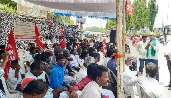 upadi-hami-workers-protest-in-kurnool-bv-raghavulu-talk