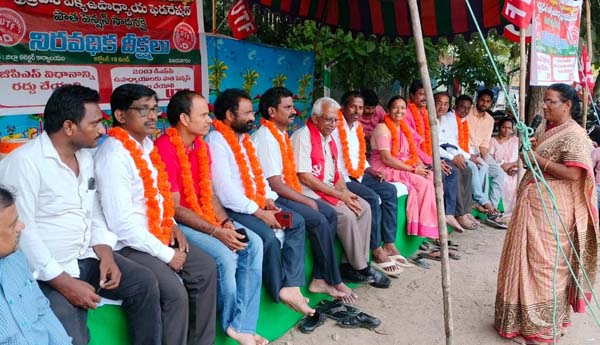 దీక్షలకు మద్దతు తెలుపుతున్న అంగన్‌వాడీ వర్కర్స్‌ అండ్‌ హెల్పర్స్‌యూనియన్‌ రాష్ట్రప్రధాన కార్యదర్శి కె.సుబ్బరావమ్మ