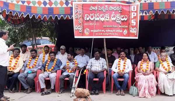 యుటిఎఫ్ నేతల దీక్షలు భగ్నం చిత్తూరు ప్రభుత్వ ఆసుపత్రికి తరలించిన పోలీసులు