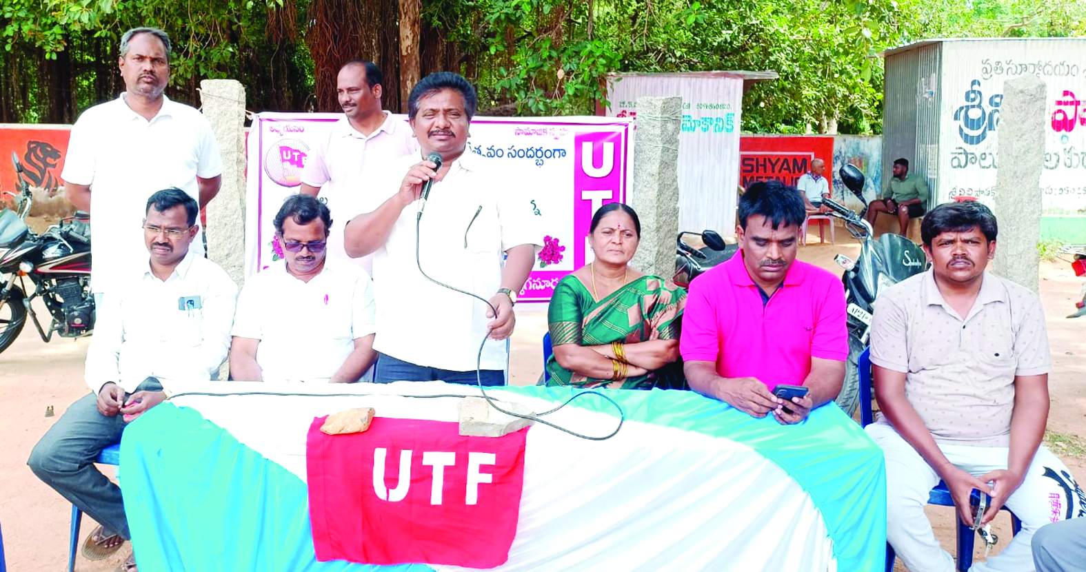 సమావేశంలో మాట్లాడుతున్న సురేష్‌ కుమార్‌